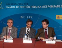 Ramón Jáuregui, Jesús Sánchez Lambás y Ángel Fernández, durante la presentación del Manual.